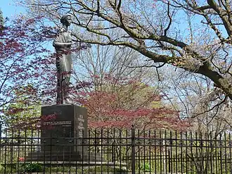 Monument à Lessia Oukraïnka par le sculpteur Mykaïlo Tcherechniovsky érigé en 1975 à High Park, à Toronto. Il porte l'inscription " Хто визволиться сам, той буде вільний, хто визволить кого, в неволю візьме" (« Il sera libre celui qui s’est libéré soi-même, mais restera captif celui libéré par d’autres »).