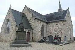 Le monument aux morts de la guerre 1914-1918 devant l'église paroissiale Saint-Ildut.