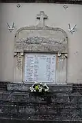 Monument aux morts sur les murs de l'église.