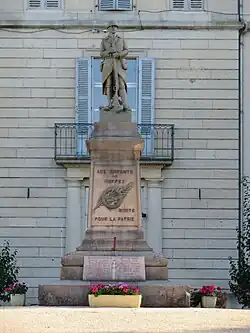Le monument aux morts (devant la mairie).