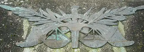 Plaque des démobilisés posée sur le monument aux morts.