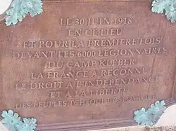 Plaque commémorative à l'entrée du monument du camp Kléber.