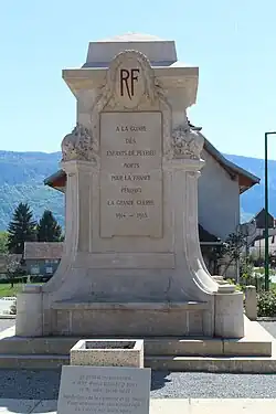 Monument aux morts de Peyrieu (Ain), premier de la sorte à être érigé en France après la Première Guerre mondiale.