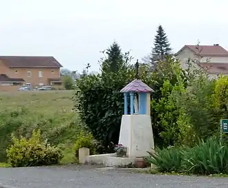 Statue de la Vierge sur la route.