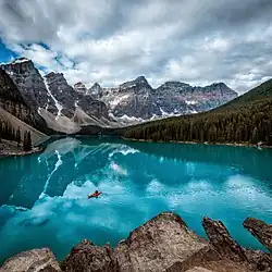 Un canoë sur un lac glaciaire dans le parc national Banff.
