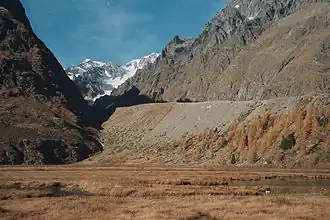 Moraine de la Visaille édifiée par le glacier du Miage et barrant le val Veny.