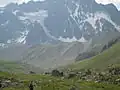 Moraine frontale du glacier, vue des environs du col d'Arsine, en contrebas, en juillet 2006.
