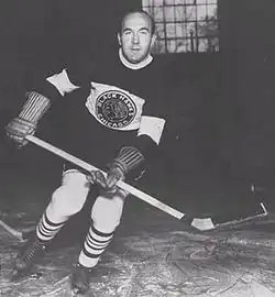 Photographie de Howie Morenz dans la tenue des Black Hawks de Chicago.