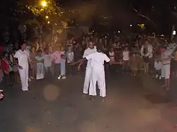 La cérémonie accomplie, deux des adeptes se testent et se provoquent.