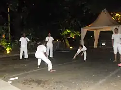 Provocation, distance et garde se répètent avant toute confrontation. On cherche tout d'abord à dissuader l'autre afin d'éviter tout combat.