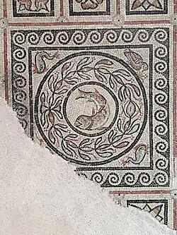 La Mosaïque de Choulans, autre exemple de mosaïque du style lyonnais avec le même type de dauphin.