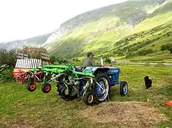 Tracteur et faneuse.