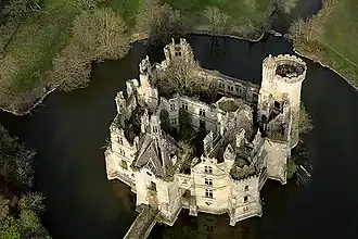 Ruines du château de la Mothe-Chandeniers.