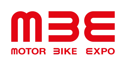 Motor Bike Expo (it), logo « MBE », où le même glyphe se répète dans trois orientations.