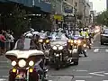 Parade de motards sur la 54e&nbsp;Rue.