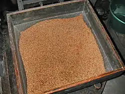 l'entonnoir d'alimentation.