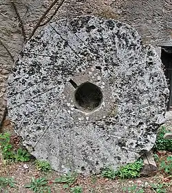 Ancienne meule flottante = celle du dessus (venant de La Ferté-sous-Jouarre).