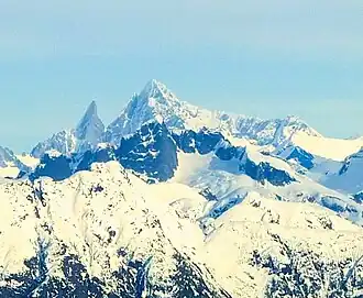 Vue du mont Burkett avec la Burkett Needle à gauche.