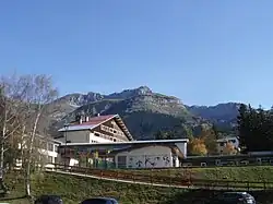 Le groupe scolaire des Laiches devant le Roc Cornafion.