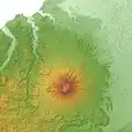 Carte en couleur du relief d'une plaine, en son centre, un volcan. La plaine est représentée en vert, les hauteurs de jaune à orange foncé, et la mer en blanc (en haut, à gauche).