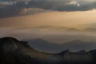 Sommets du Chelmós sous une brume d'été.