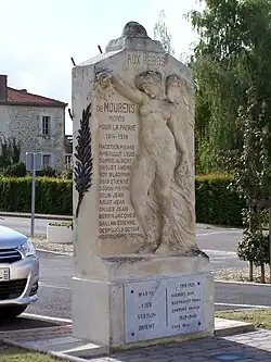 Le monument aux morts sur la place du village (sept.&nbsp;2012)