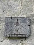Cadran solaire, au droit du troisième contrefort.