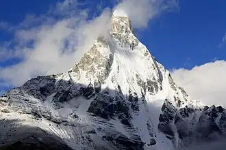 Le mont Shivling (6&nbsp;543&nbsp;m), a longtemps intrigué les alpinistes européens du Raj Britannique du fait sa ressemblance avec le Cervin.