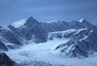 Vue aérienne du mont Kennedy (à gauche), du mont Hubbard (au centre) et du mont Alverstone (à droite) depuis le nord.