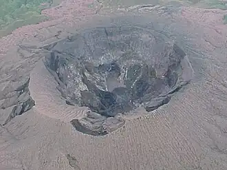 Vue aérienne du Malupang Magiwe, le cratère actif du Dukono.