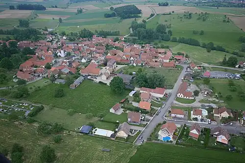 Le village de Mulhausen en Alsace vu depuis une montgolfière.