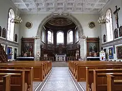 Vue intérieure de la nefvers le chœur.