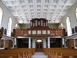 Vue intérieure de la nef vers la tribune de l'orgue Stiehr-Mockers (1878).