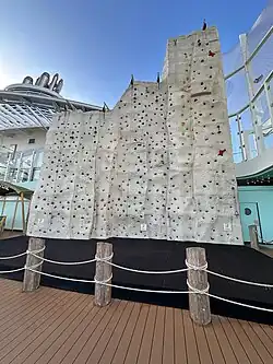 Un mur d'escalade s'appelant Adrenaline Peak