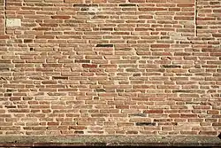 Mur de briques foraines mêlant briques entières et briques cassées (XIXe siècle).