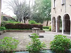 Cour du Musée du Verre.