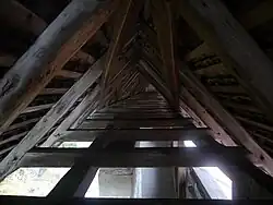 Charpente de la couverture du chemin de ronde