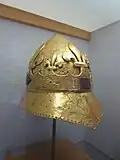 Reproduction du casque du roi Charles VI de France offerte par le président du Grand Louvre de Paris Pierre-Yves Ligen.