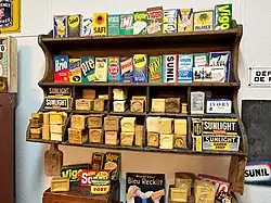 Étagère avec vieux savon