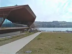 Terrasse du musée face au lac de Paladru.