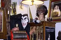 Ensemble d'objets, d'ouvrages anciens et d'accessoires de films consacrés aux vampires et présentés au musée des vampires, à Paris