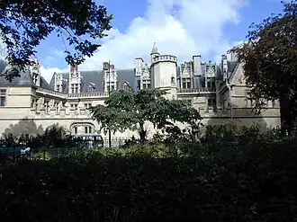 Hôtel de Cluny à Paris, reconstruit par Jacques d'Amboise au début du XVIe&nbsp;siècle.