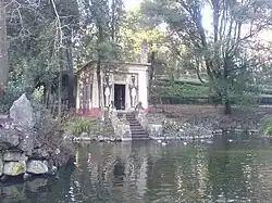 Le jardin et son temple égyptien donnant sur un petit lac.