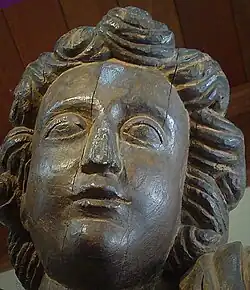 Photographie en couleur d'une sculpture religieuse.