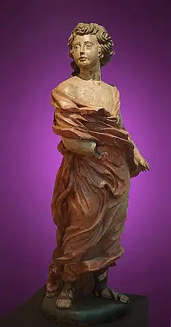 Photographie en couleur d'une sculpture religieuse.