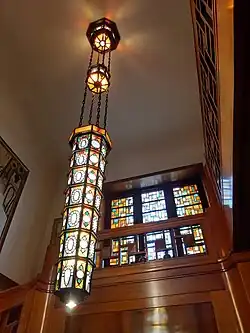 Lustre de Jan Eisenloeffel (nl) et vitraux de Jaap Gidding (nl).