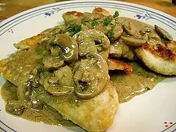 Poulet en sauce avec des champignons de Paris.