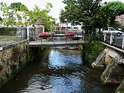 La Crempse, canalisée en centre-ville.