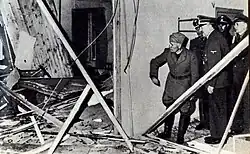 Adolf Hitler faisant visiter à Benito Mussolini les ruines du baraquement après l'attentat