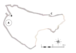 plan de la citadelle. Deux couleurs permettent de différencier les tracés subsistants et présumés des murs.